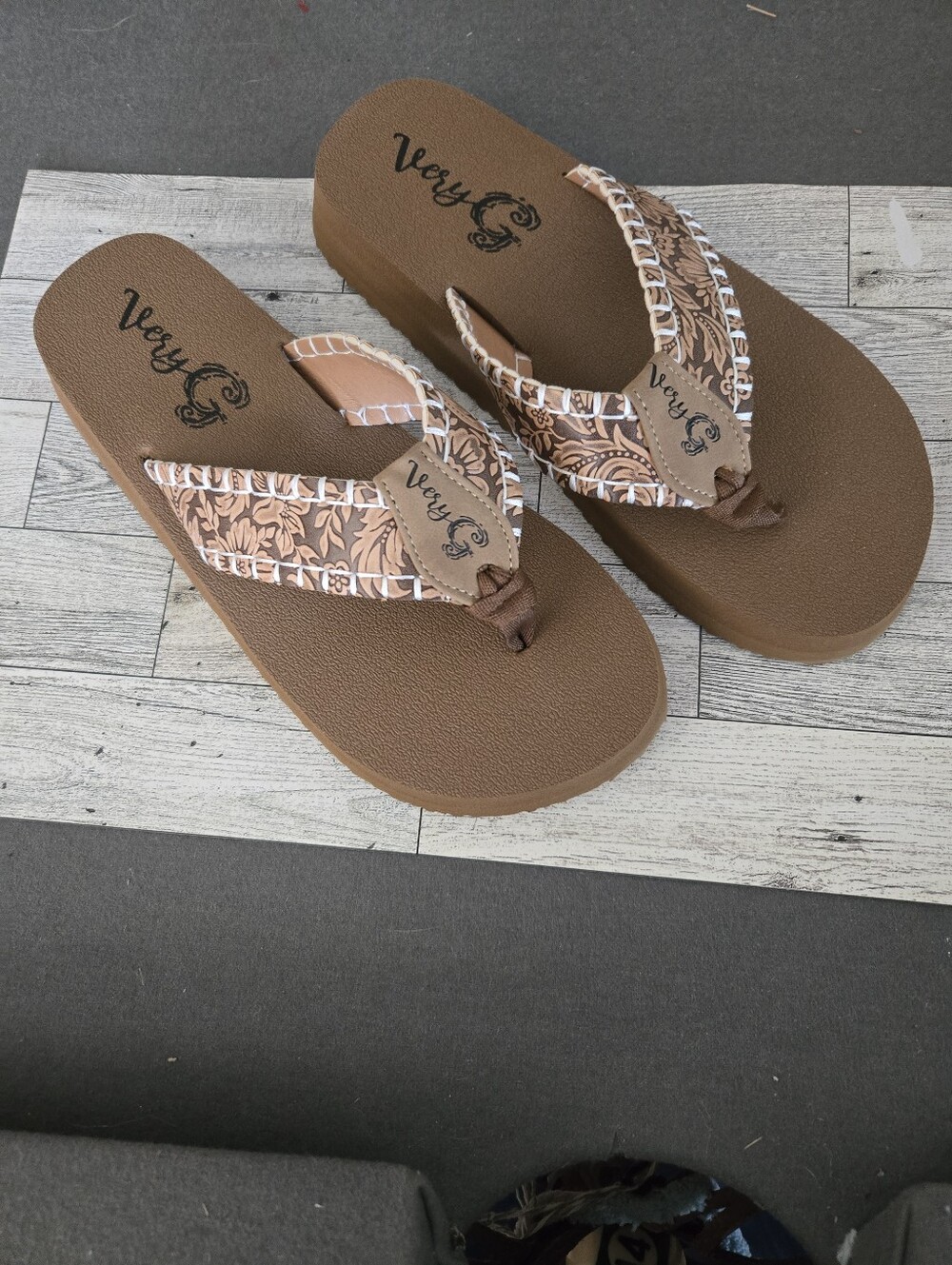 Very G Brown Floral-Print Platform Flip Flop Sandals